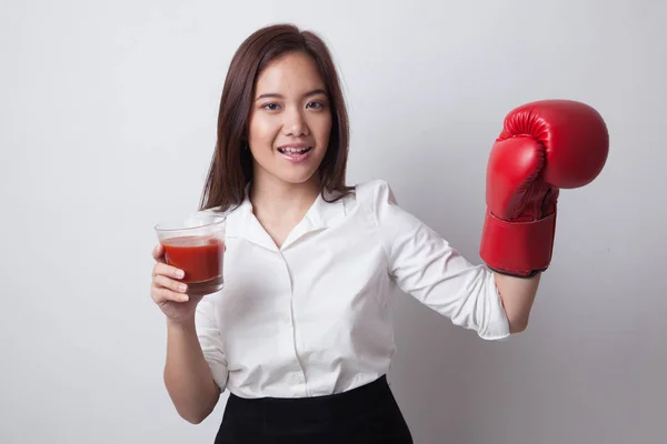 Joven mujer asiática con jugo de tomate y guante de boxeo . — Foto de Stock