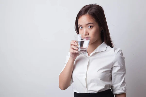 Young Asian woman with a glass of drinking water. — Stock Photo, Image