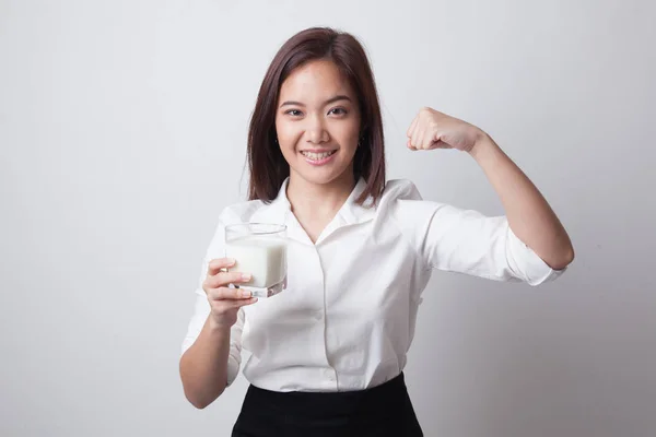 Gesunde asiatische Frau trinkt ein Glas Milch. — Stockfoto