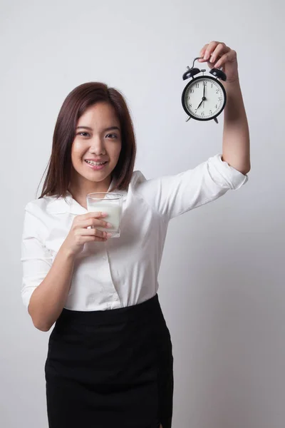 Tartsa egészséges ázsiai nő pohár tej. — Stock Fotó