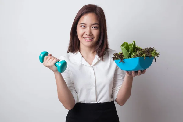 Friska asiatisk kvinna med hantlar och sallad. — Stockfoto