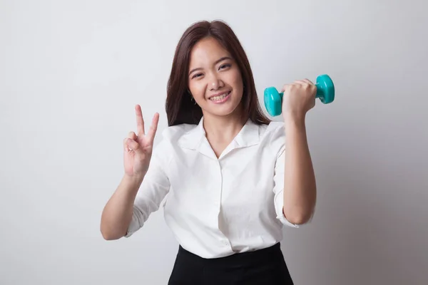 Sano asiatico business donna spettacolo vittoria segno con manubri . — Foto Stock