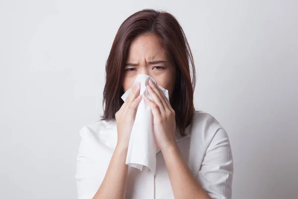 Joven mujer asiática enfermó y gripe . — Foto de Stock