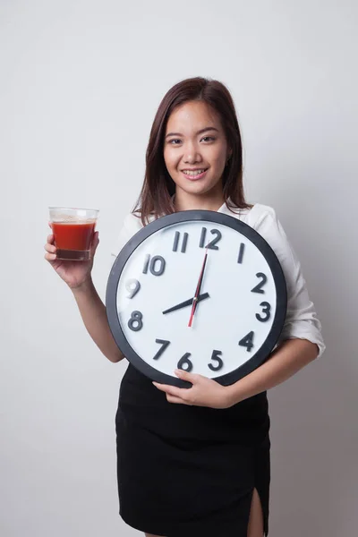 Jeune femme asiatique avec du jus de tomate et horloge . — Photo