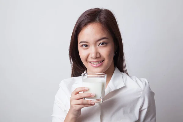 Gezonde Aziatische vrouw drinken van een glas melk. — Stockfoto