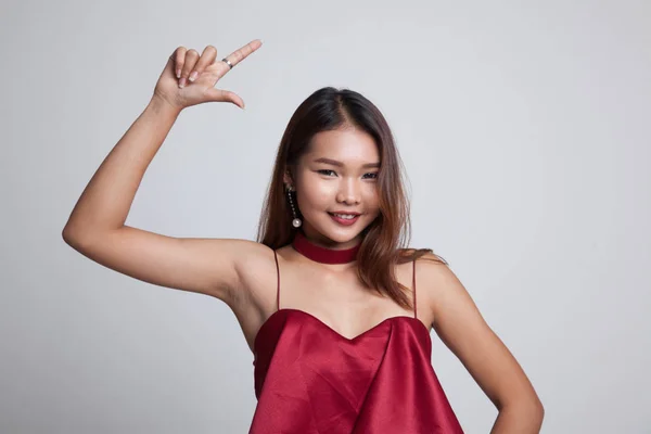 Wanita muda Asia tersenyum dan menunjuk ke atas . — Stok Foto