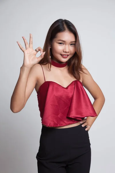 Wanita muda Asia menunjukkan tanda OK . — Stok Foto