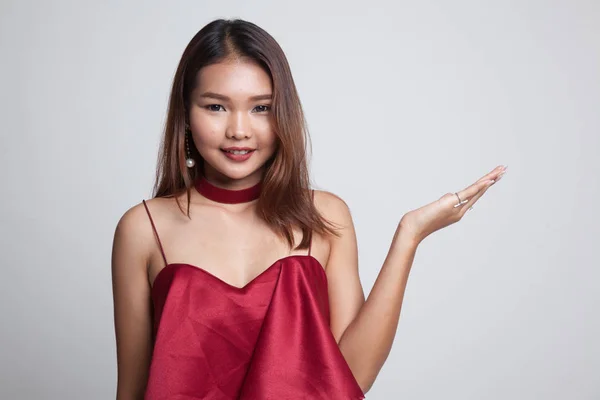 Bella giovane donna asiatica mostra mano di palma . — Foto Stock