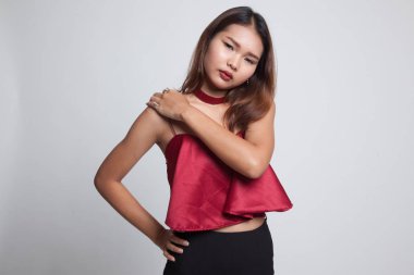 Genç Asyalı kadın geri ağrı var.