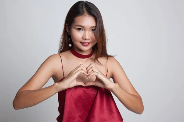 Wanita muda Asia menunjukkan tanda tangan hati . — Stok Foto