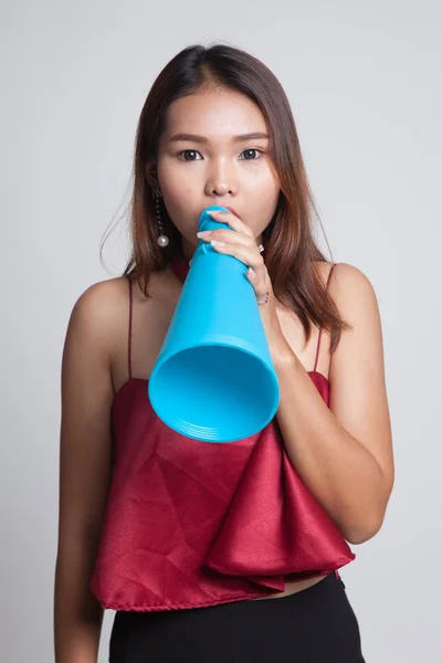 Hermosa joven asiática mujer anunciar con megáfono . —  Fotos de Stock