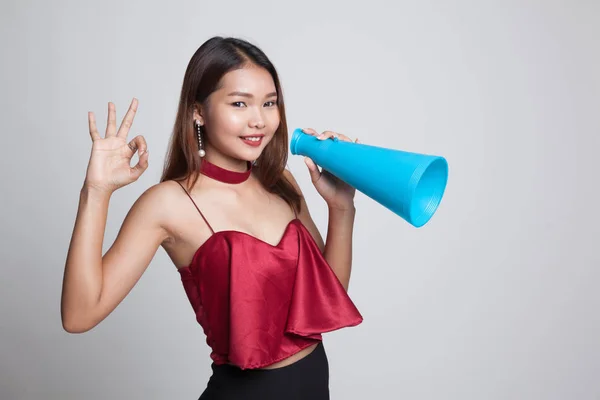 Hermosa joven asiática show OK anunciar con megáfono . —  Fotos de Stock