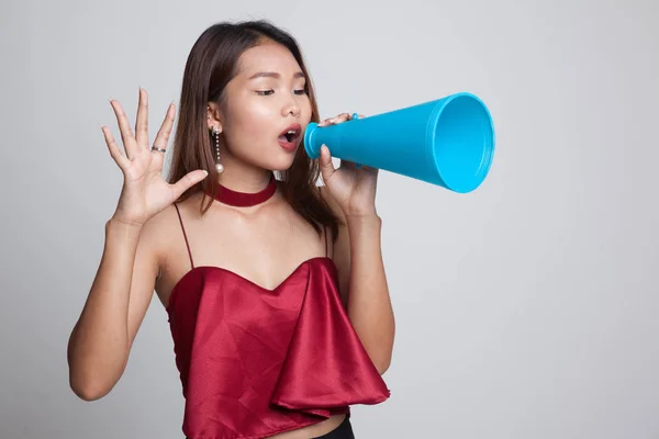 Mooie jonge Aziatische vrouw kondigen met megafoon. — Stockfoto