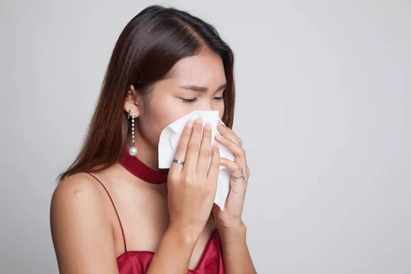 Joven mujer asiática enfermó y gripe . —  Fotos de Stock