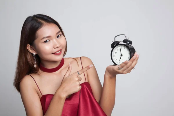 Joven asiática mujer punto a un reloj . —  Fotos de Stock