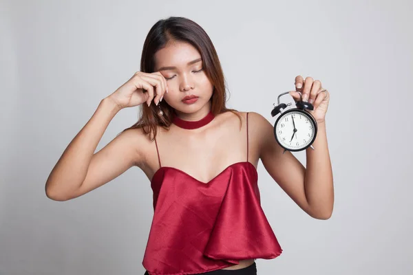 Sleepy joven asiática mujer con un reloj en la mañana . —  Fotos de Stock