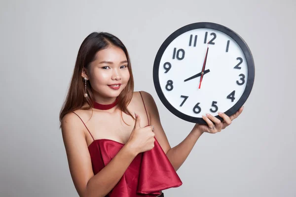 Jovem mulher asiática polegares para cima com um relógio . — Fotografia de Stock