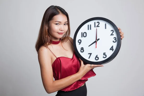 Jeune femme asiatique avec une horloge. — Photo