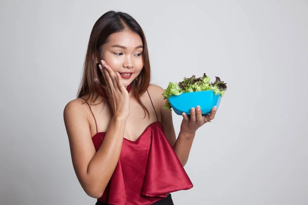 Saludable mujer asiática con ensalada . — Foto de Stock