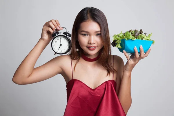 Joven mujer asiática con reloj y ensalada . —  Fotos de Stock