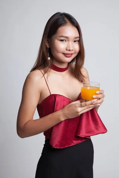 Joven mujer asiática beber jugo de naranja . —  Fotos de Stock