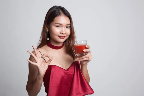 Giovane donna asiatica mostra OK con succo di pomodoro . — Foto Stock