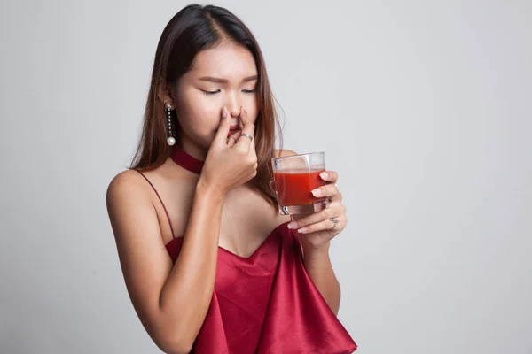 Jovem mulher asiática odeia suco de tomate . — Fotografia de Stock