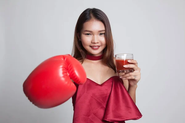 Joven mujer asiática con jugo de tomate y guante de boxeo . —  Fotos de Stock