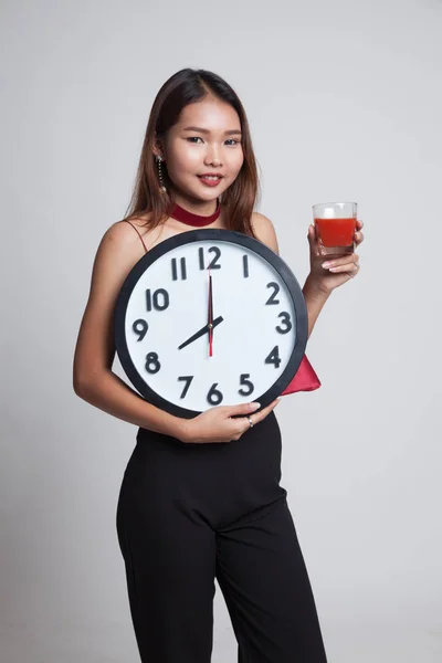 Giovane donna asiatica con succo di pomodoro e orologio . — Foto Stock