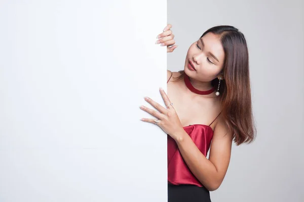 Jovem mulher asiática com sinal em branco . — Fotografia de Stock