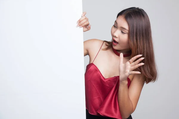 Emocionado joven mujer asiática con signo en blanco . —  Fotos de Stock