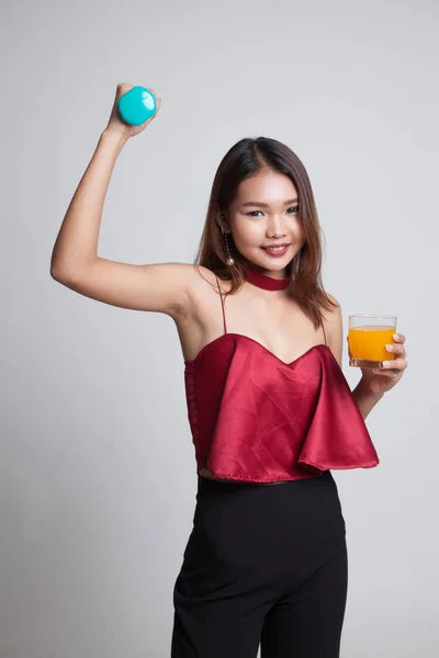 Joven asiática mujer con mancuerna beber jugo de naranja . —  Fotos de Stock