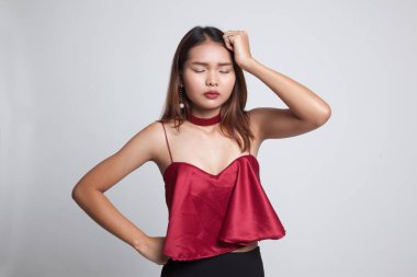 Genç Asyalı kadın hasta ve baş ağrısı var.