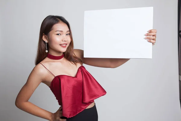 Joven mujer asiática con blanco signo en blanco . —  Fotos de Stock