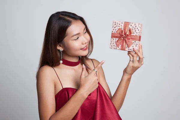 Jovem mulher asiática com uma caixa de presente . — Fotografia de Stock