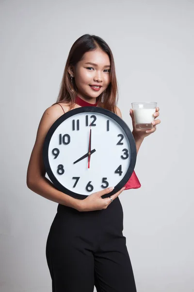 Saludable mujer asiática bebiendo vaso de leche celebrar reloj . —  Fotos de Stock