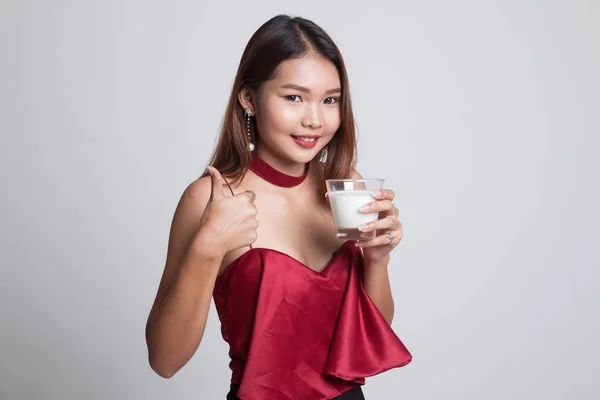 Sana donna asiatica bere un bicchiere di latte pollice in su . — Foto Stock