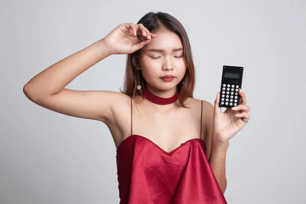 Mujer asiática tiene dolor de cabeza con calculadora . —  Fotos de Stock