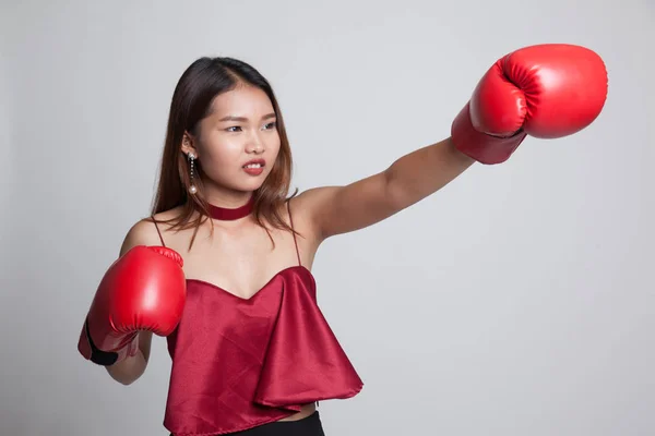 Joven mujer asiática con guantes de boxeo rojos . — Foto de Stock