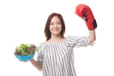 Genç Asyalı kadın boks eldiven ve salata ile.