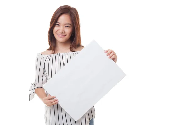 Jonge Aziatische vrouw met witte leeg bord. — Stockfoto