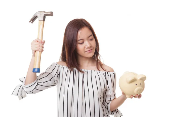 Mujer asiática con banco de monedas de cerdo y martillo . — Foto de Stock