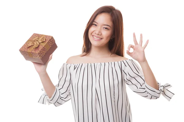 Fiatal ázsiai nő Térkép rendben van egy ajándék doboz. — Stock Fotó