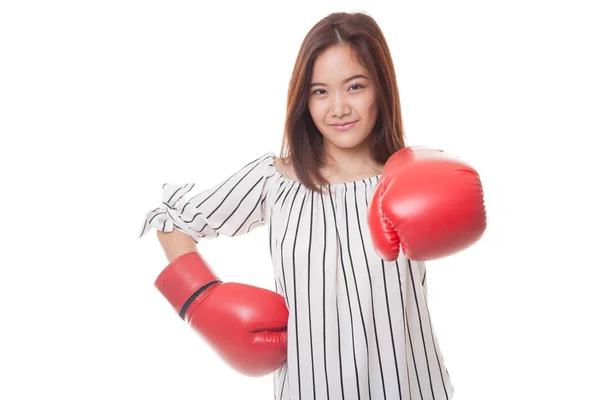 Junge Asiatin mit roten Boxhandschuhen. — Stockfoto