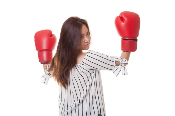 Joven mujer asiática con guantes de boxeo rojos . — Foto de Stock