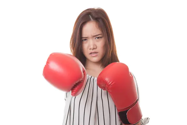 Joven mujer asiática con guantes de boxeo rojos . — Foto de Stock