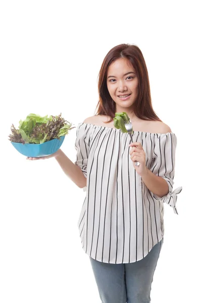 Friska asiatisk kvinna med sallad. — Stockfoto