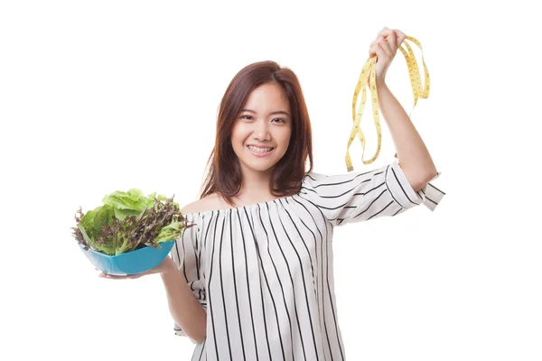 Friska asiatisk kvinna med mätning av tejp och sallad. — Stockfoto