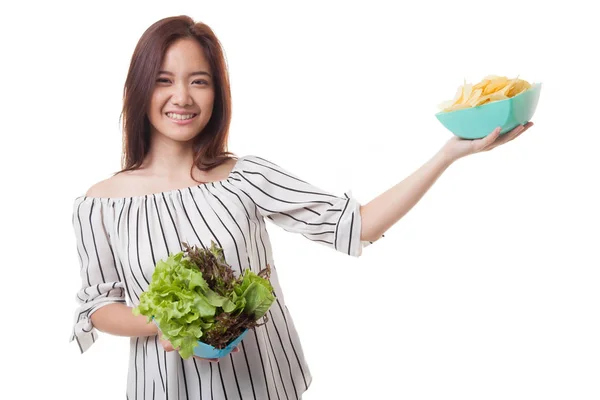 Jovem mulher asiática com batatas fritas e salada . — Fotografia de Stock