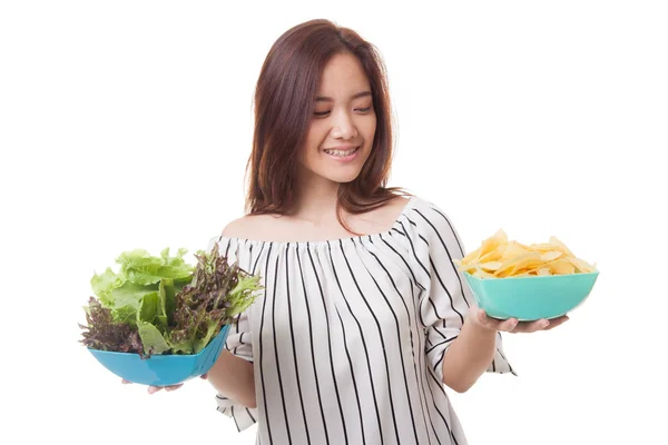 Ung asiatisk kvinna med potatischips och sallad. — Stockfoto